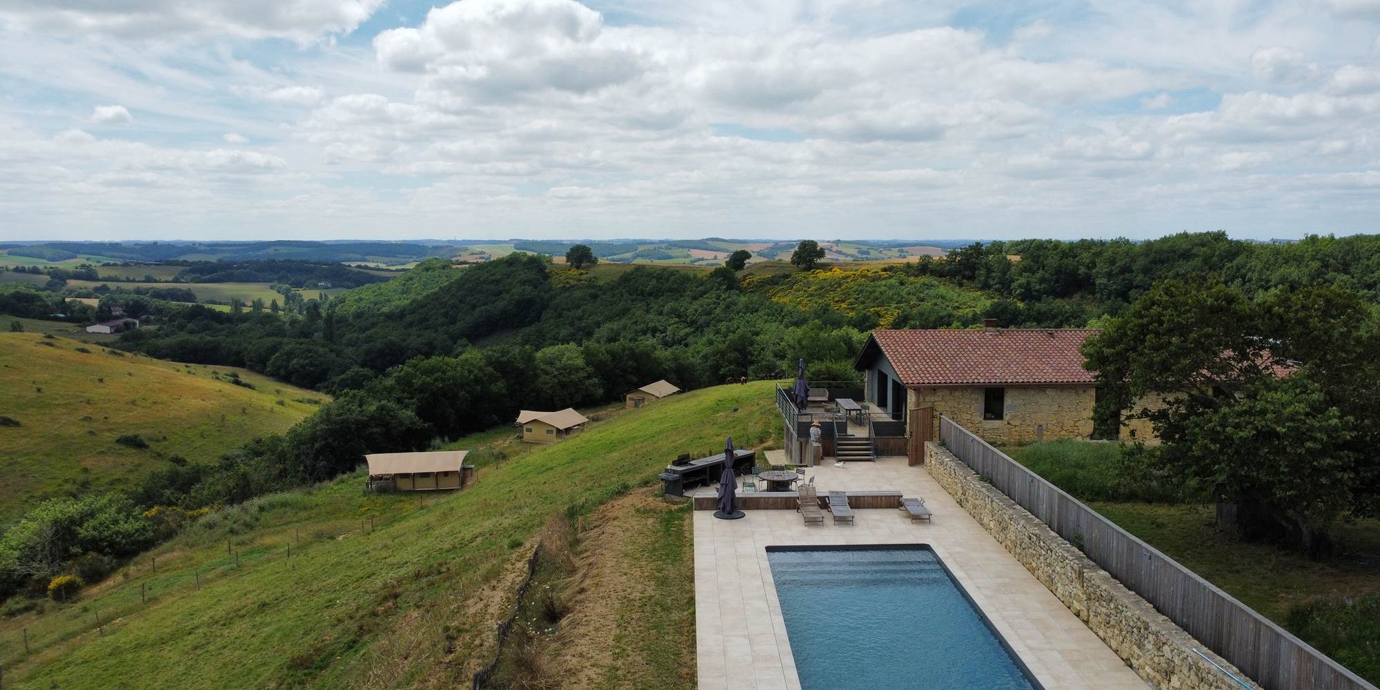 vue-aérienne-piscine-gîte-lodges
