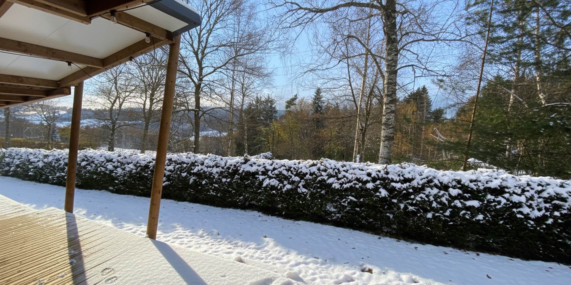 Grande terrasse couverte vue sur la forêt