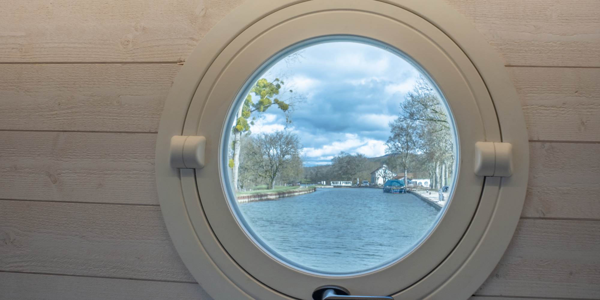 Gîte flottant amarré 250m amont de l'écluse du Banet