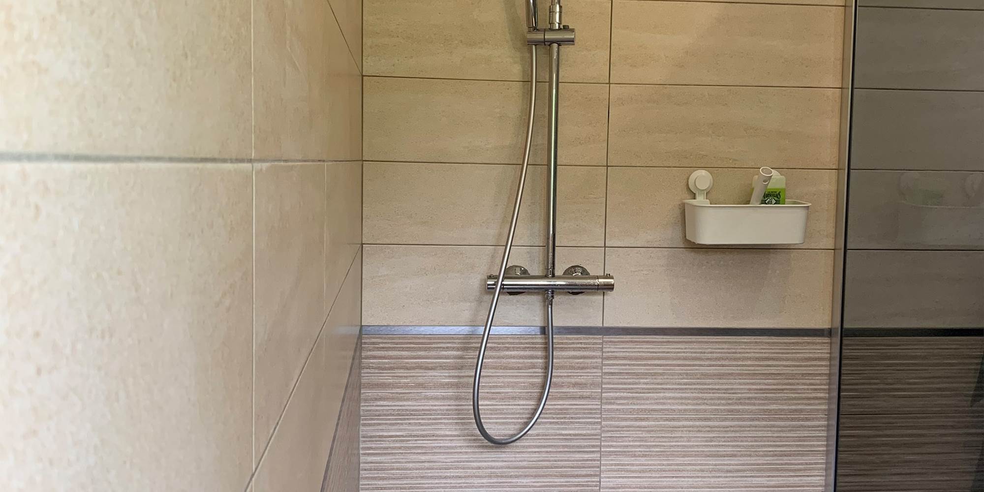 Douche à l’italienne 120x120 attenante à la chambre jaune : confort et accessibilité pour toute la famille dans notre gîte du Pas-de-Calais.