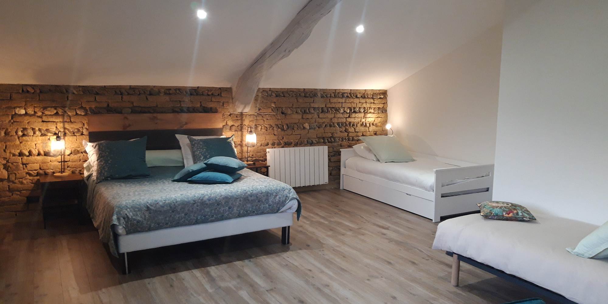 Une chambre familiale pour 4 personnes. Un cinquième couchage est possible grâce au lit gigogne.