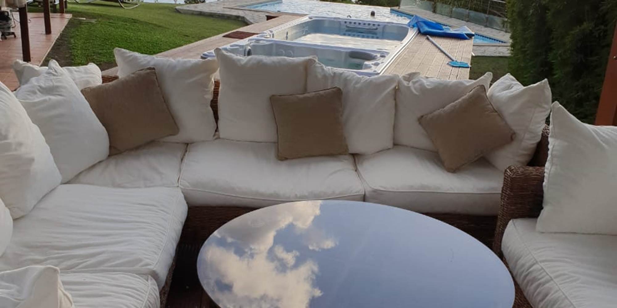 Carbet avec vue sur le Spa, la piscine et la mer