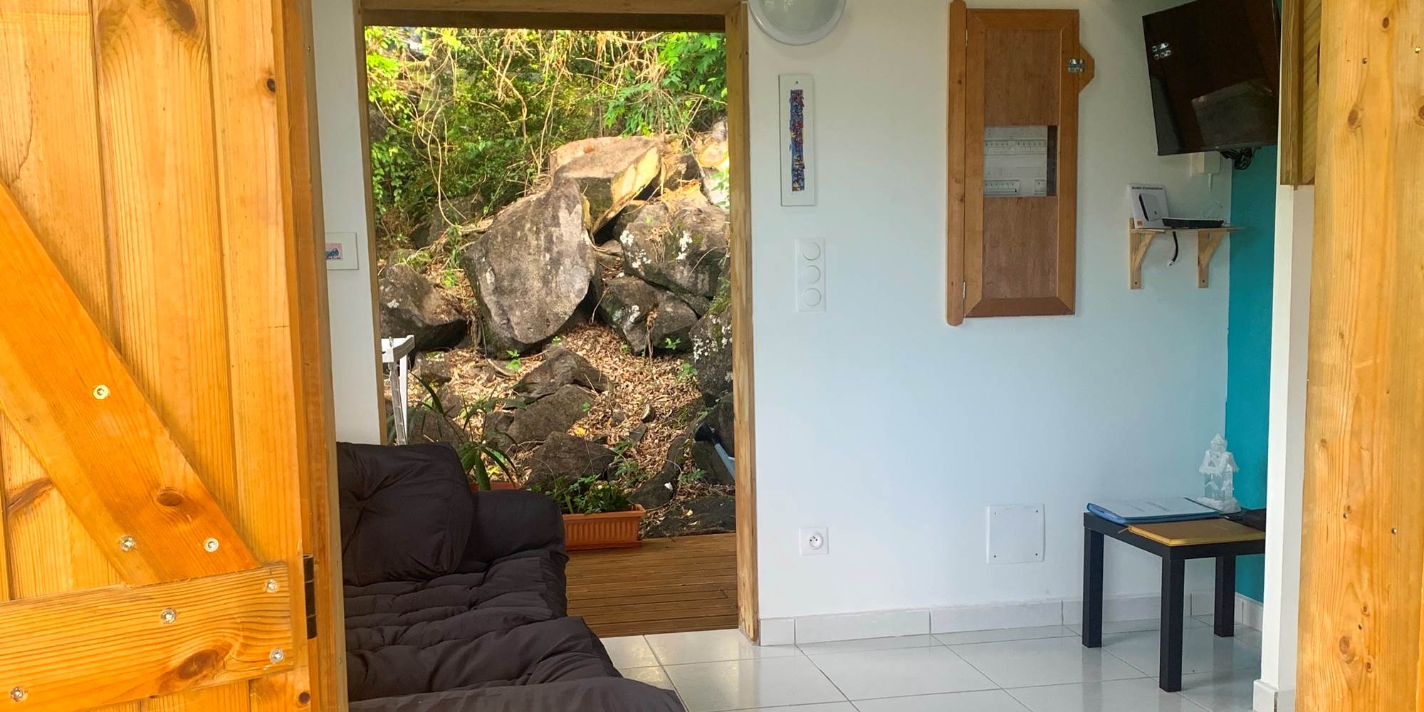 Séjour ouvert sur le jardin et la mer