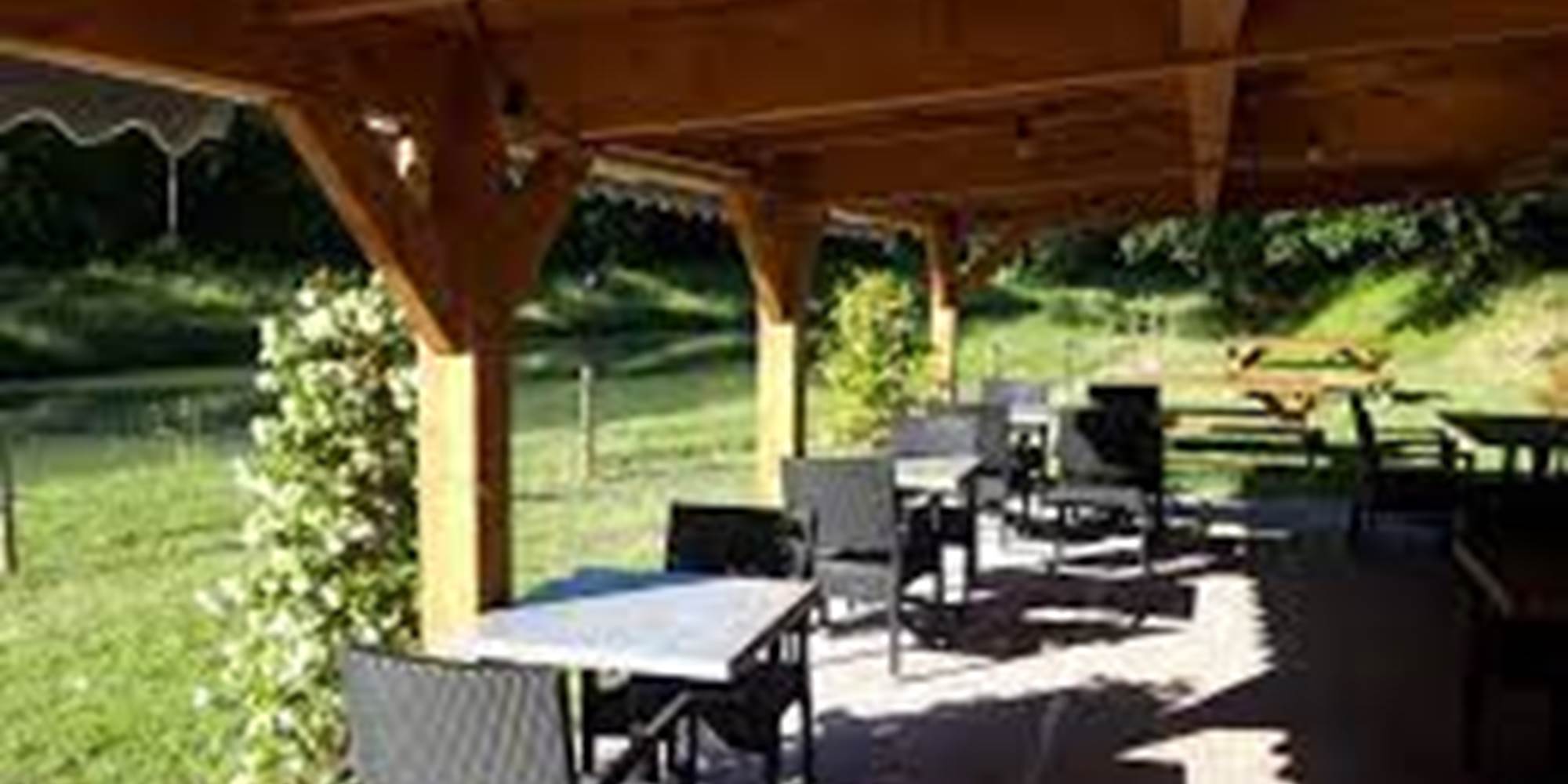 Terrasse donnant sur l'écluse sur le Canal de Montech