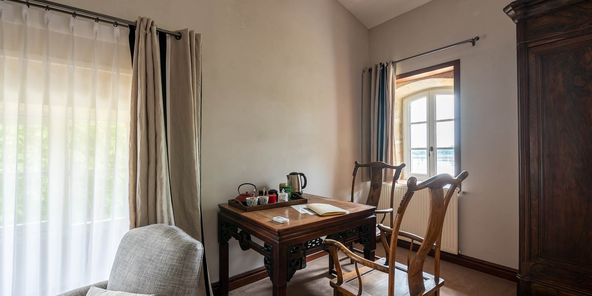 Chambre lit double, rez de chaussée, chambre luxe, chambre familiale, salle de bain privative, vue jardin et rivière, vignoble, chambres d'hôtes