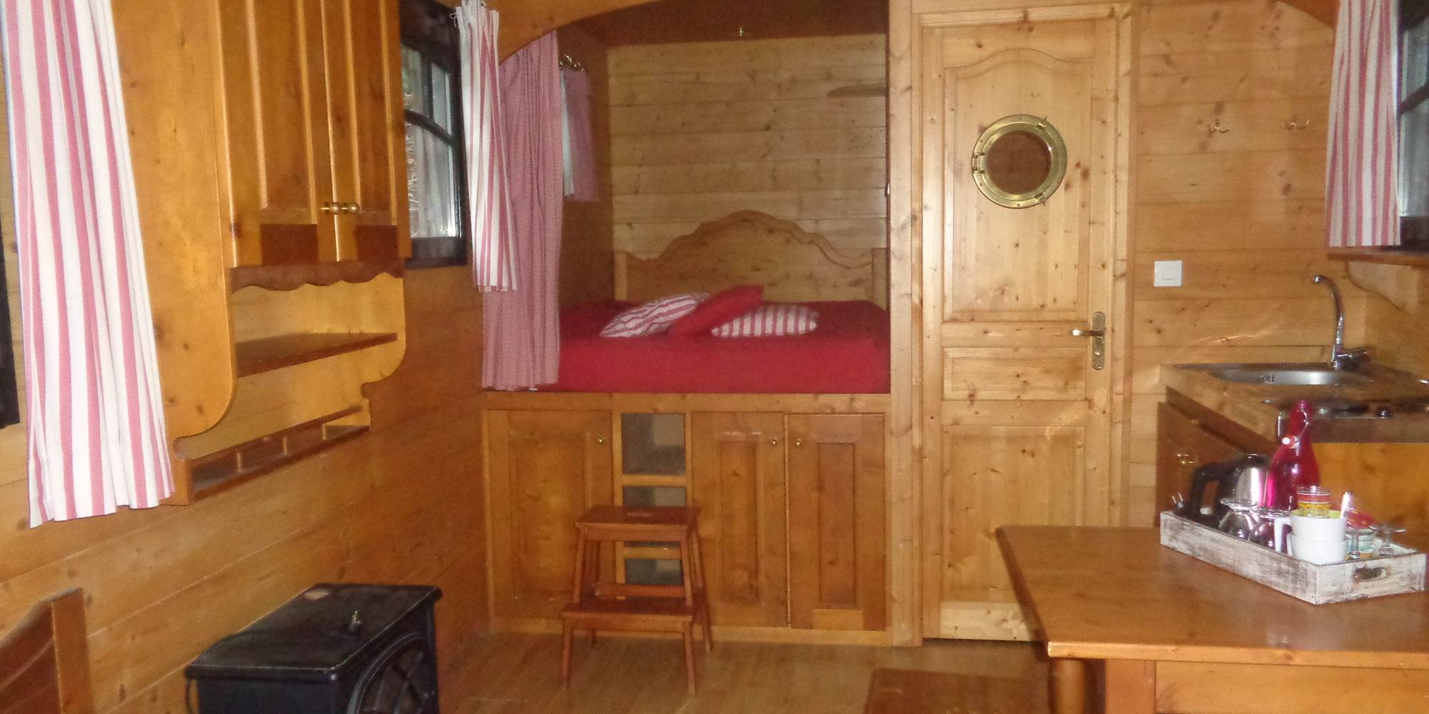 la roulotte campagne et mer : intérieur cooconing, avec chauffage et flammes