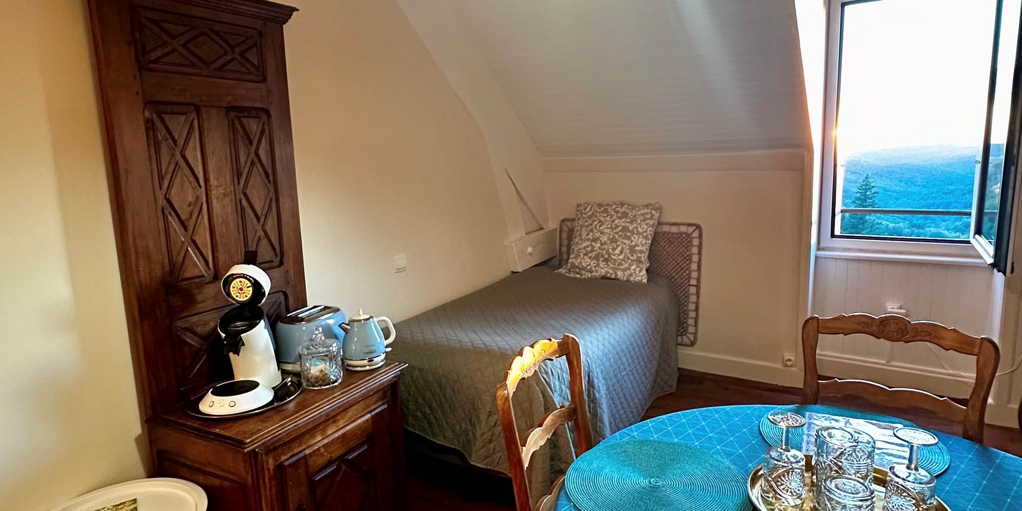 Gîte-Appartement : Lit supplémentaire dans le Salon 90x200 cm. Vue sur les Montagnes et la Vallée des Cascades plein Ouest.