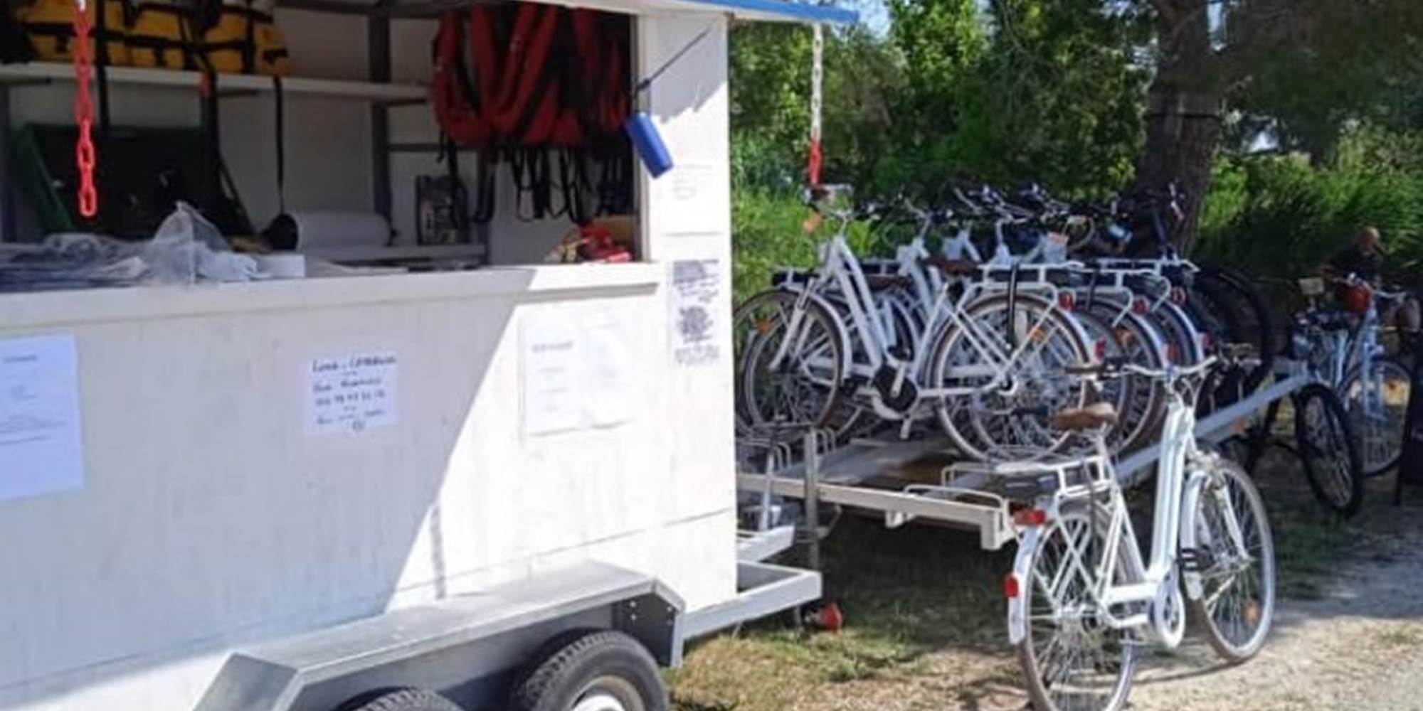 location de vélos et vélos électrique au port.