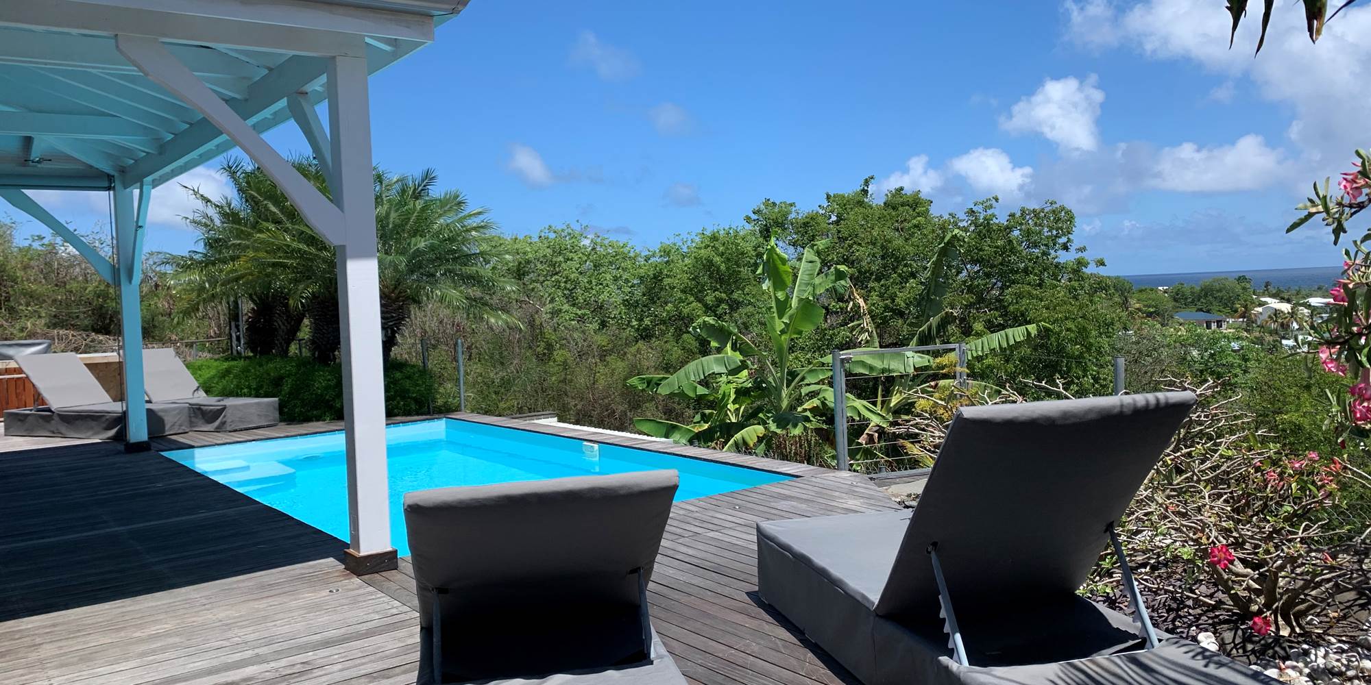 Deck et piscine pour un bain de soleil