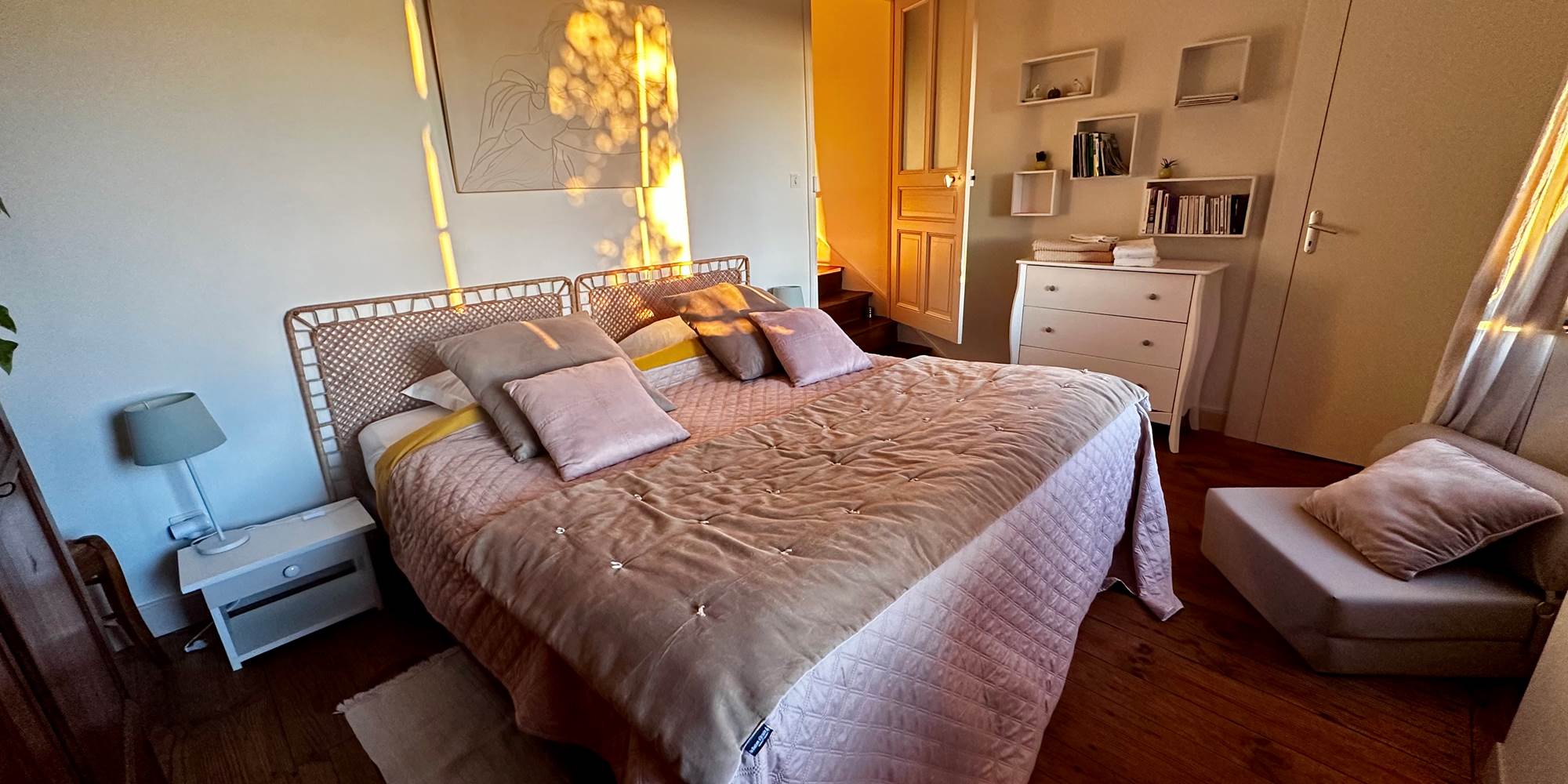 Gîte-Maison : Chambre romantique avec vue sur les montagnes et la vallée des cascades. Plein ouest. Lit King-size 180x200 cm, literie premium. Chaud et douillet en hiver, frais en été.