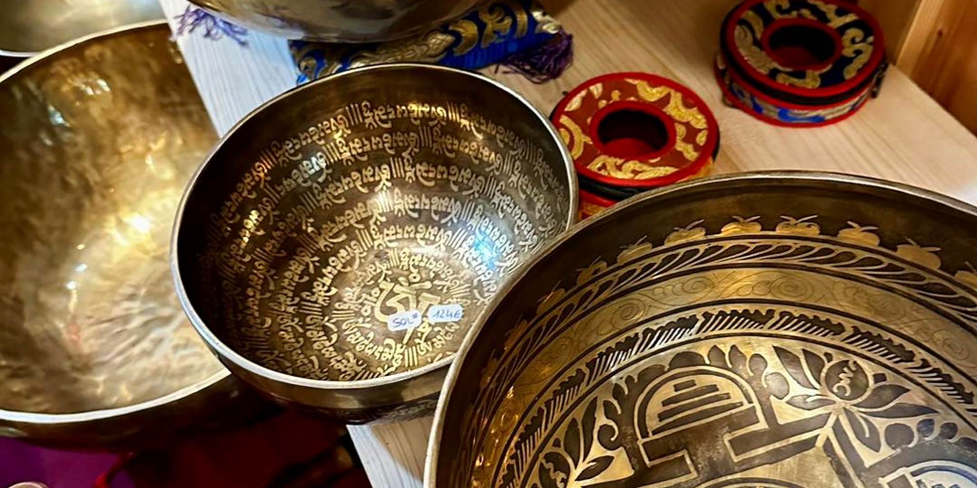 Restaurant-Boutique "Harmonie du Monde" : plats maison, produits frais majoritairement bio et locaux. Attenant à vos Gîtes "Le Chant des Sources" à Gimel-les-Cascades (19).