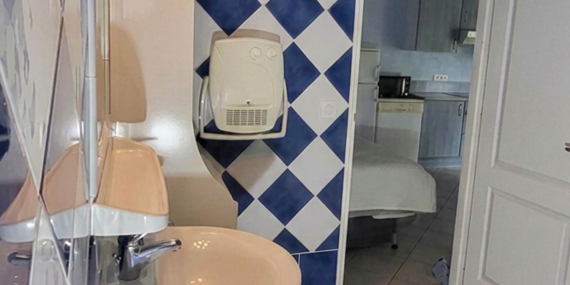 Salle d'eau vue sur salon & cuisine