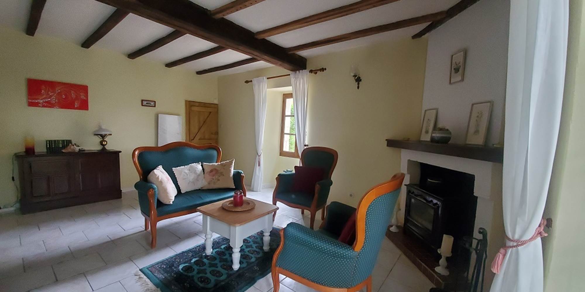 Gîte La Marteille - Salon avec poêle et télé