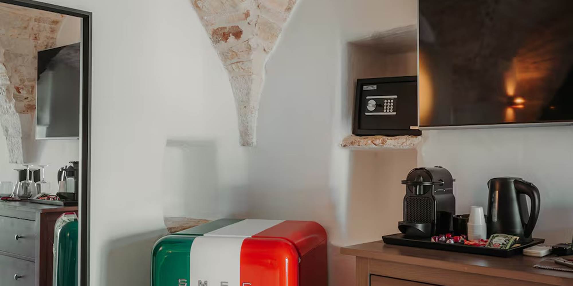 Frigo Smeg, plateau de courtoisie, café ou thé, coffre-fort