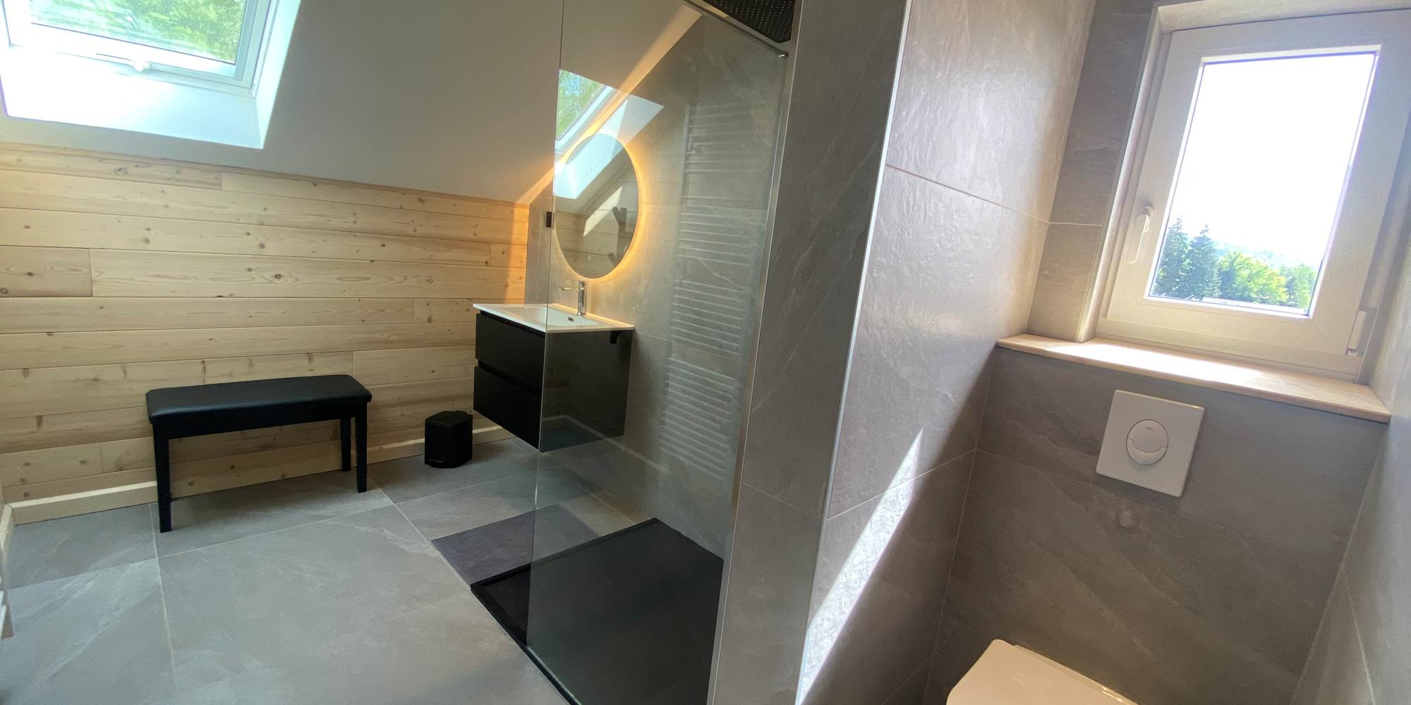 Salle de bain à l'étage avec douche italienne et WC