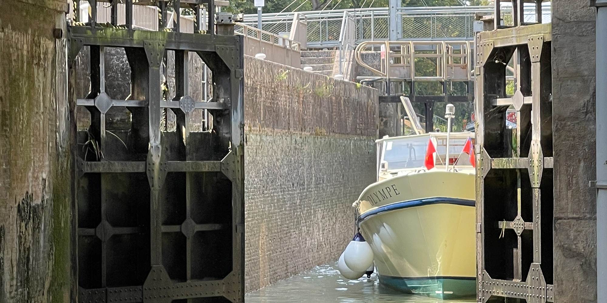 La vedette Olympe prêt à sortir de l'écluse