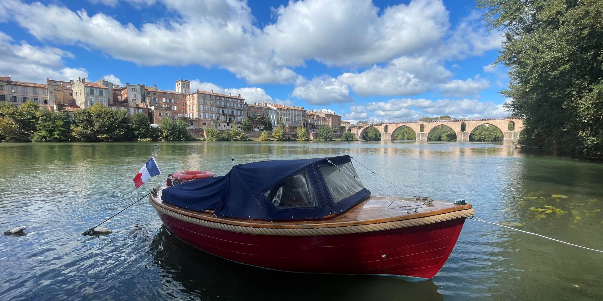 Daphné au mouillage, Villebourbon en arrière-plan