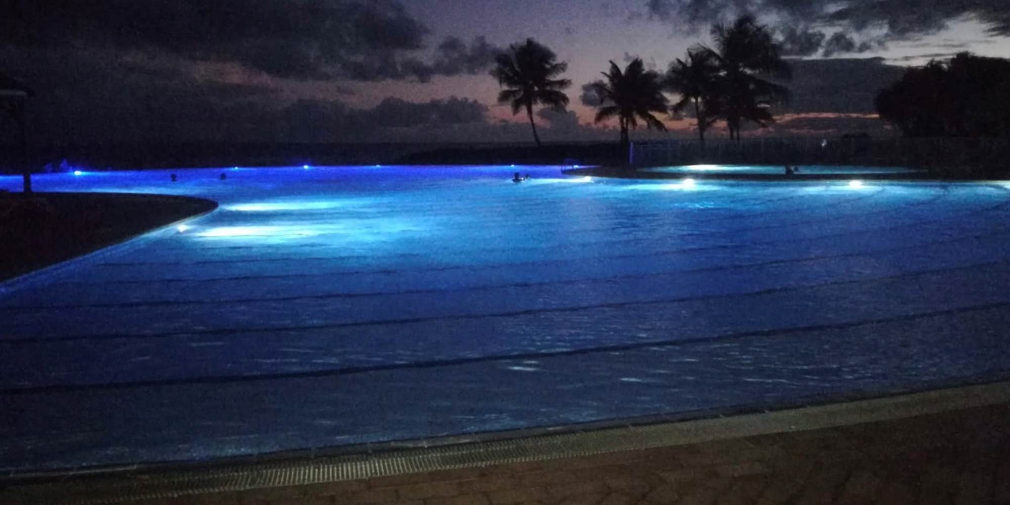 Piscine commune de nuit