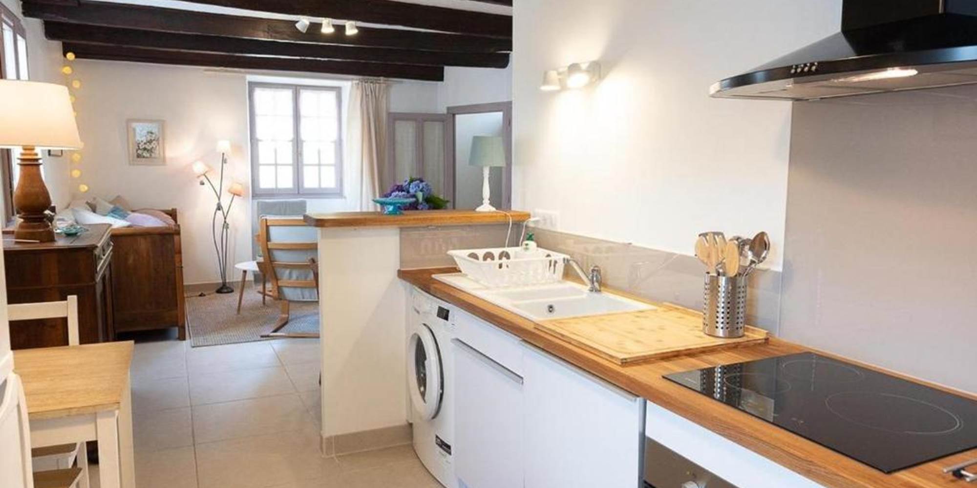 Gîte 1 - Maison 1 Chambre 1 Salon (1 à 4 personnes) : Cuisine équipée avec réfrigérateur et congélateur, four traditionnel, micro-ondes, plaques induction, lave-vaisselle, lave-linge...