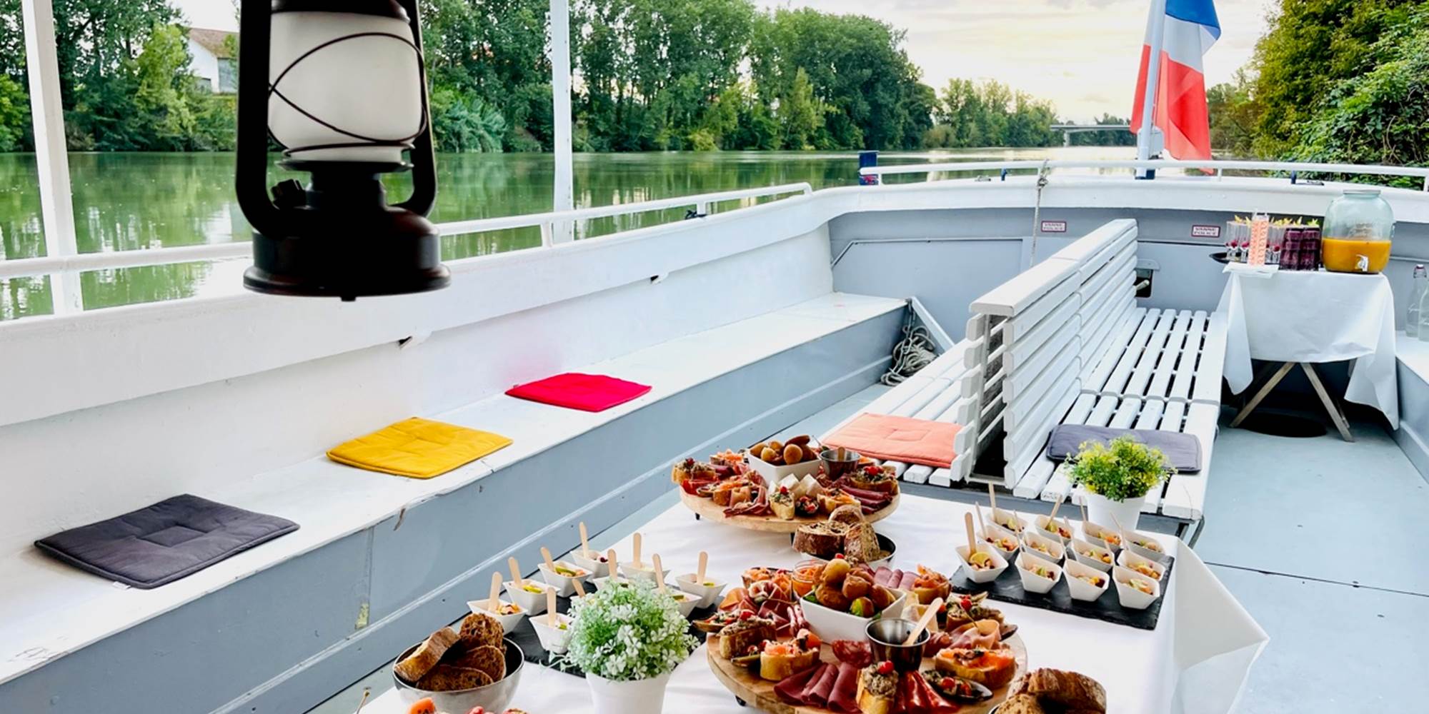 Cocktail et amuse-bouches, ambiance musicale