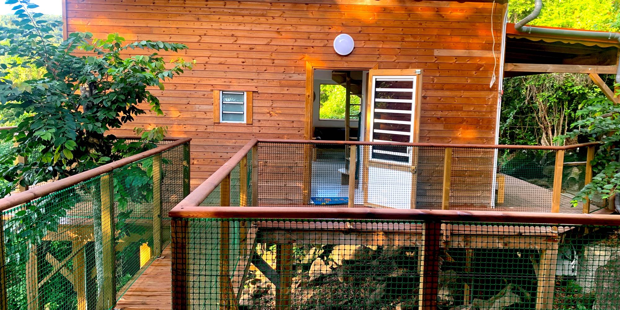 Vue du lodge depuis le carbet de détente