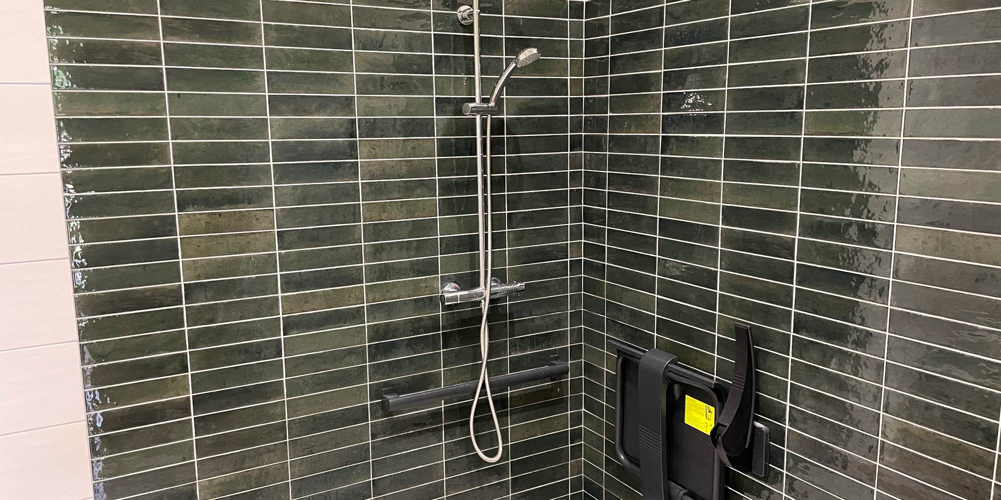 zoom douche salle de bain 2 PMR