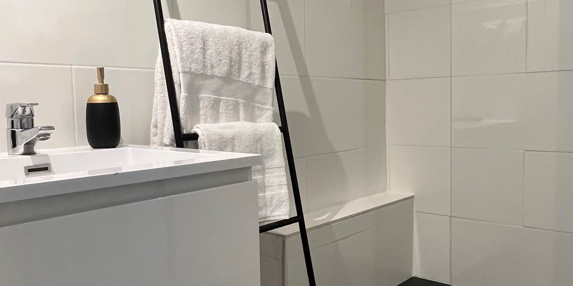 salle de douche de la chambre: les Hortentias