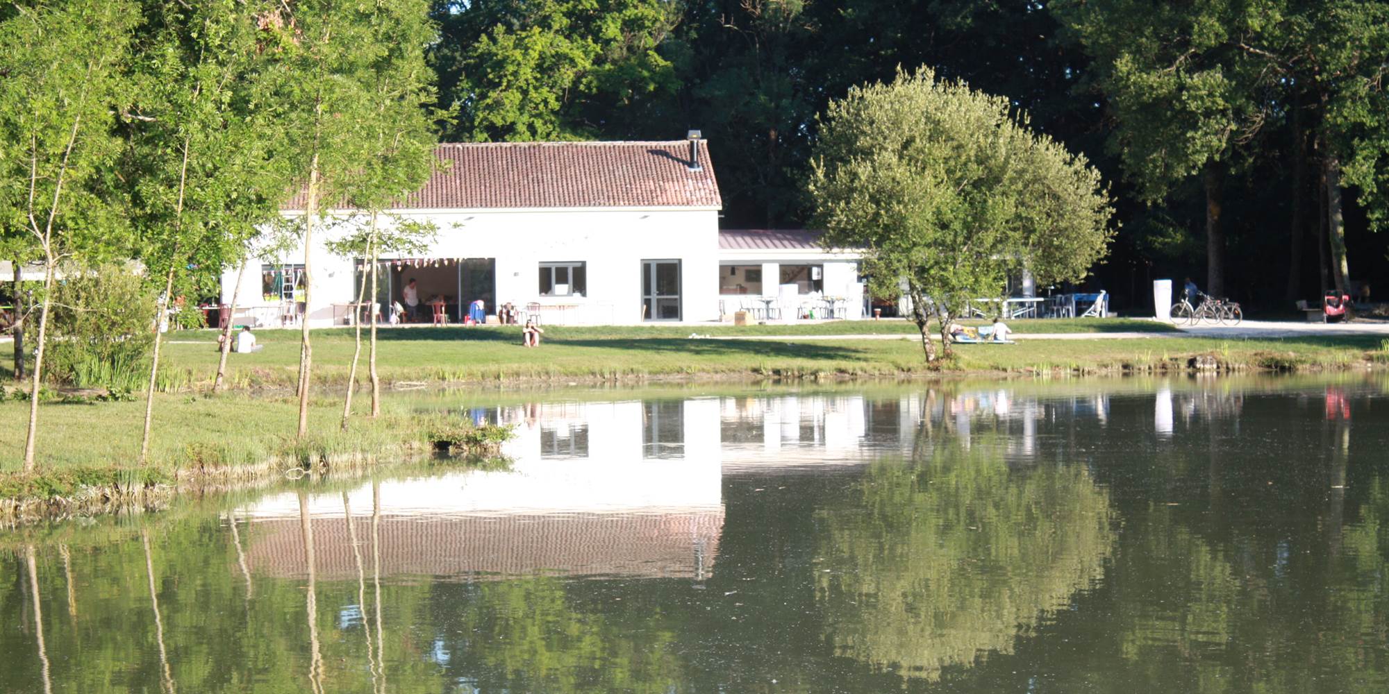 Salle de réception avec vue sur l'étang