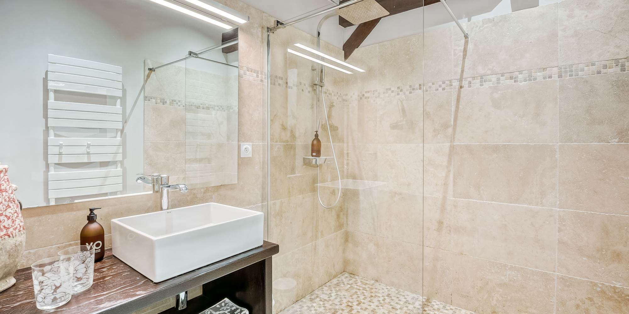 Chambre lit double, rez de chaussée, chambre prestige, salle de bain privative, vue jardin et rivière, vignoble, chambres d'hôtes