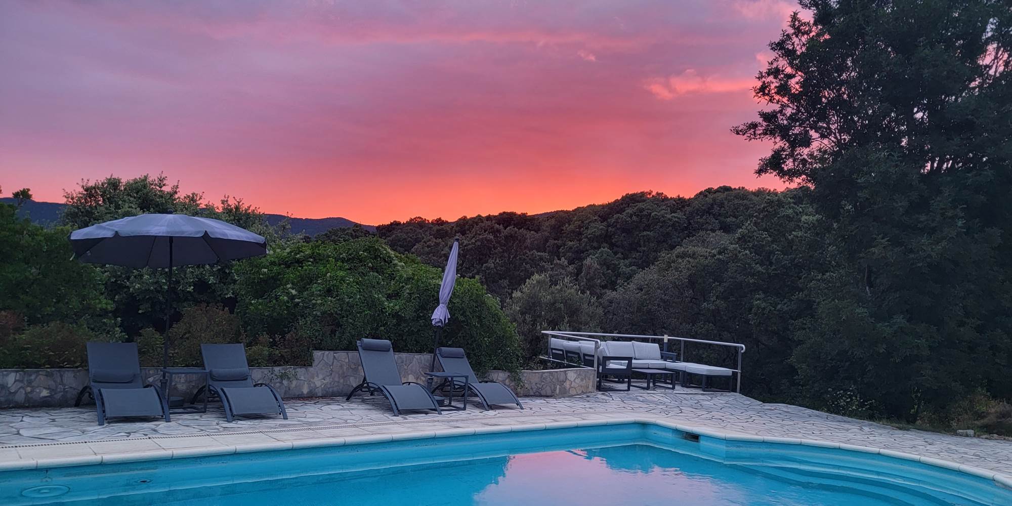 Vue panoramique sur les montagnes au crépuscule depuis la terrasse de la maison d'hôtes.