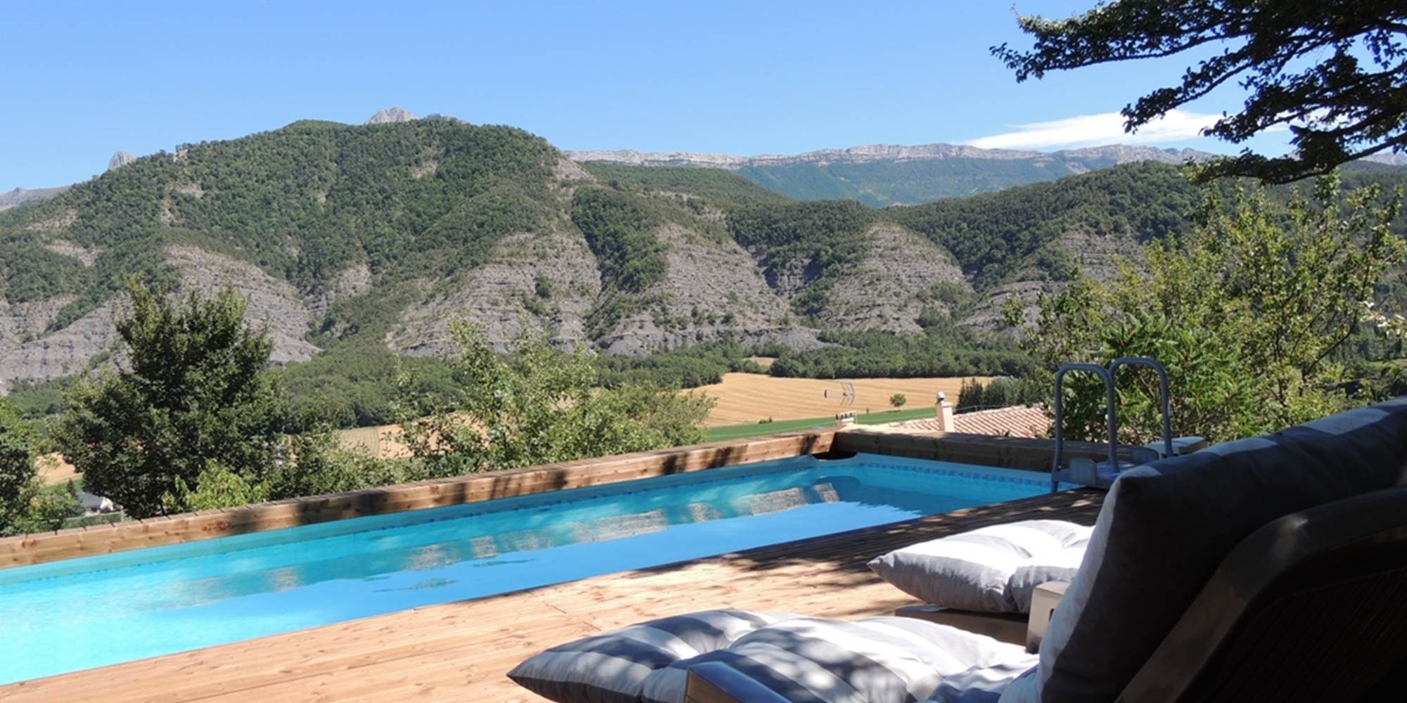 Piscine vues panoramique depuis le gîte Hôte Antique