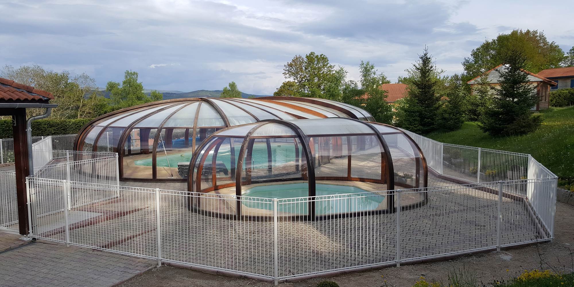 La piscine et sa pataugeoires,sous abri, pour un confort de bain "tous temps"