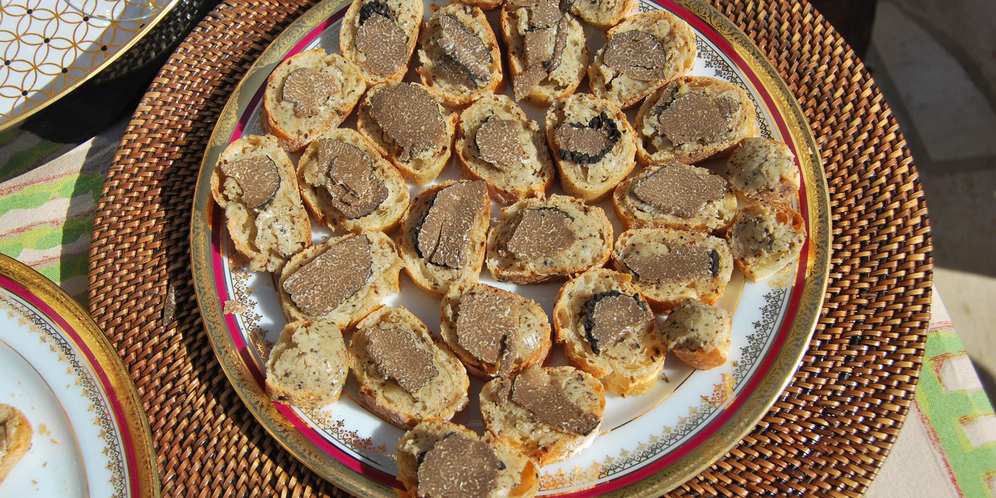 Dégustation de toast à la truffe fraîchement cavée