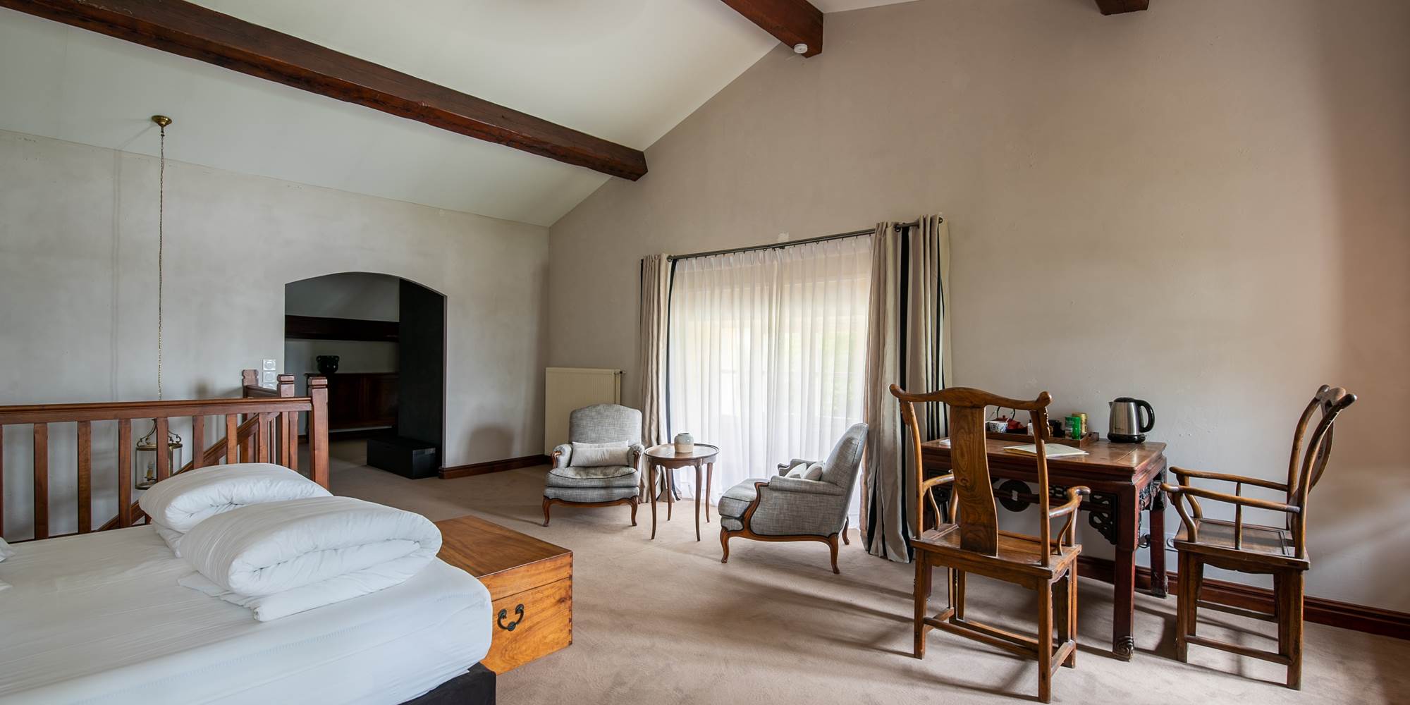 Chambre lit double, rez de chaussée, chambre luxe, chambre familiale, salle de bain privative, vue jardin et rivière, vignoble, chambres d'hôtes