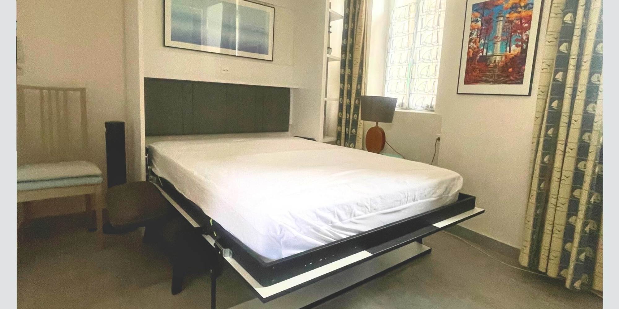 Lit escamotable haut de gamme – Confort maximal Vivez la journée dans un salon, dormez la nuit dans un vrai lit double confortable, le tout dans un cadre soigné et apaisant.