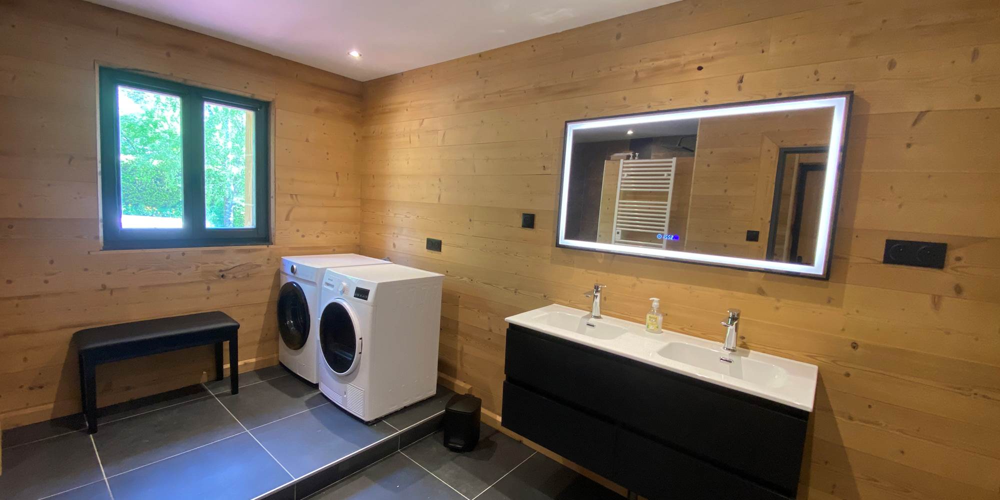 Grande salle de bain avec douche italienne et double vasque