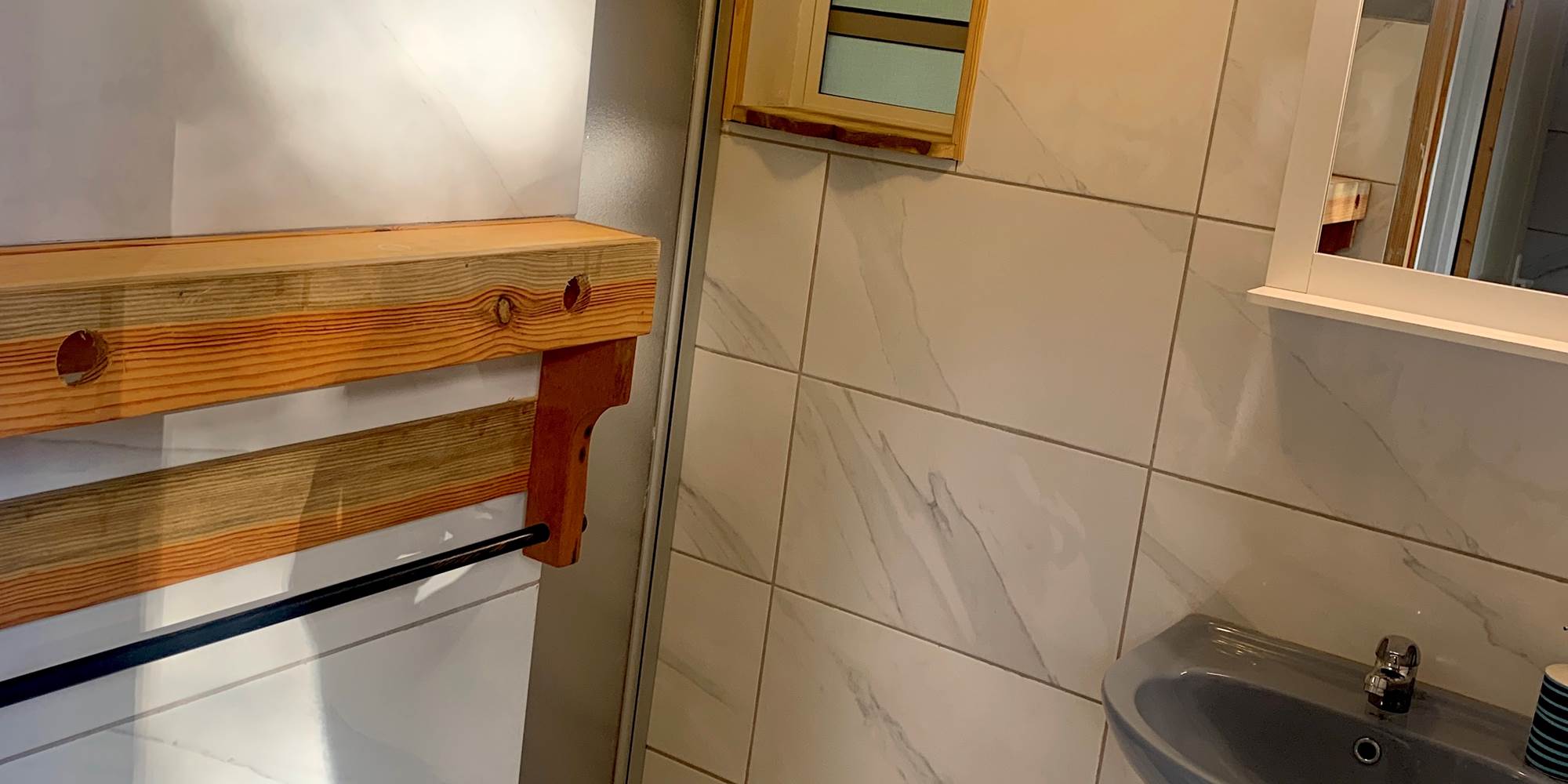 Salle de bain avec douche - WC séparés