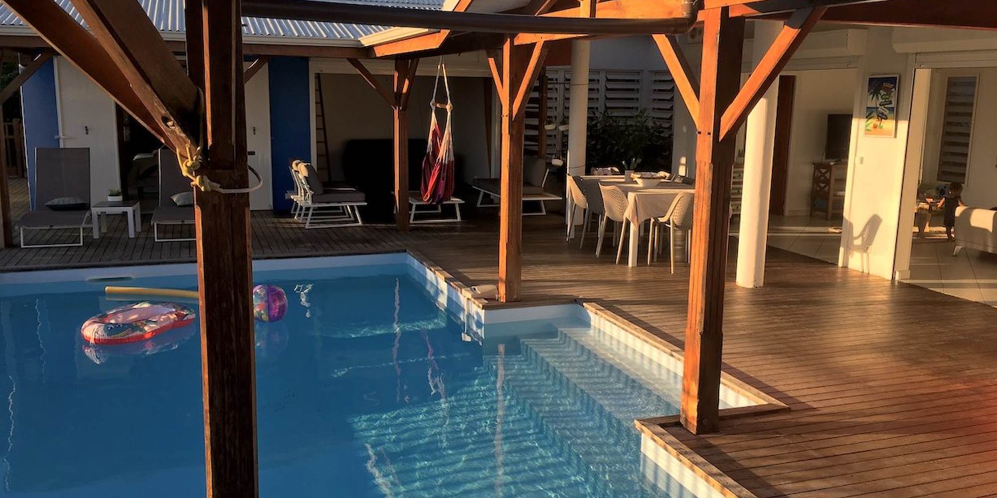 Piscine au coucher de soleil