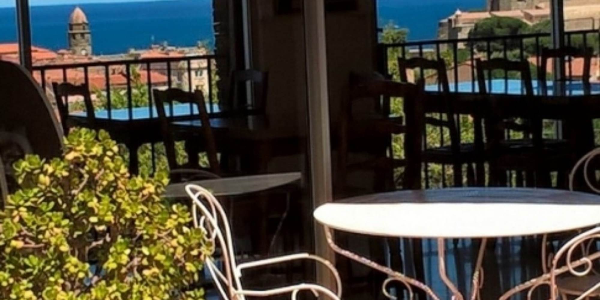 terrasse ensoleillée avec vue sur Collioure et la mer