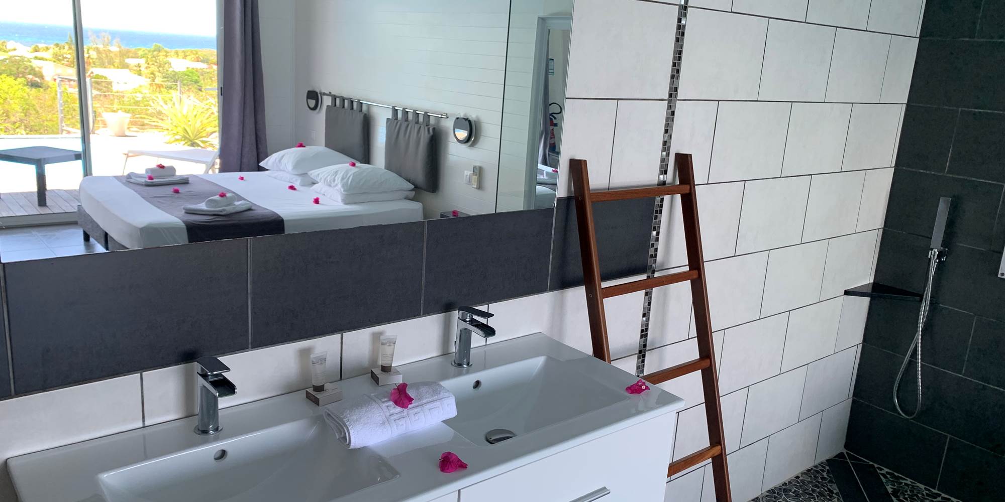 Chambre vue mer avec sa salle de douche privative