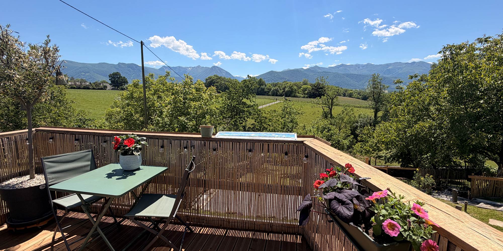 Terrasse face aux Pyrénées