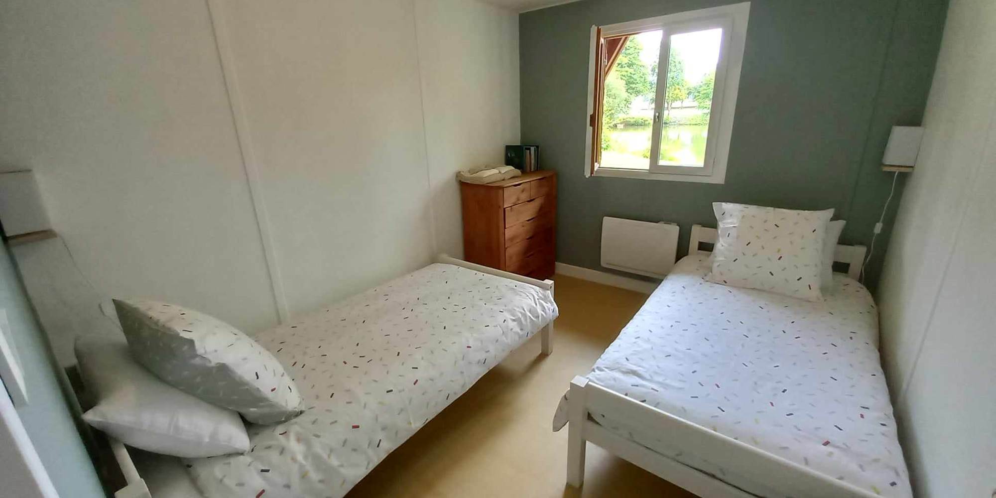 Chambre du bas avec les draps