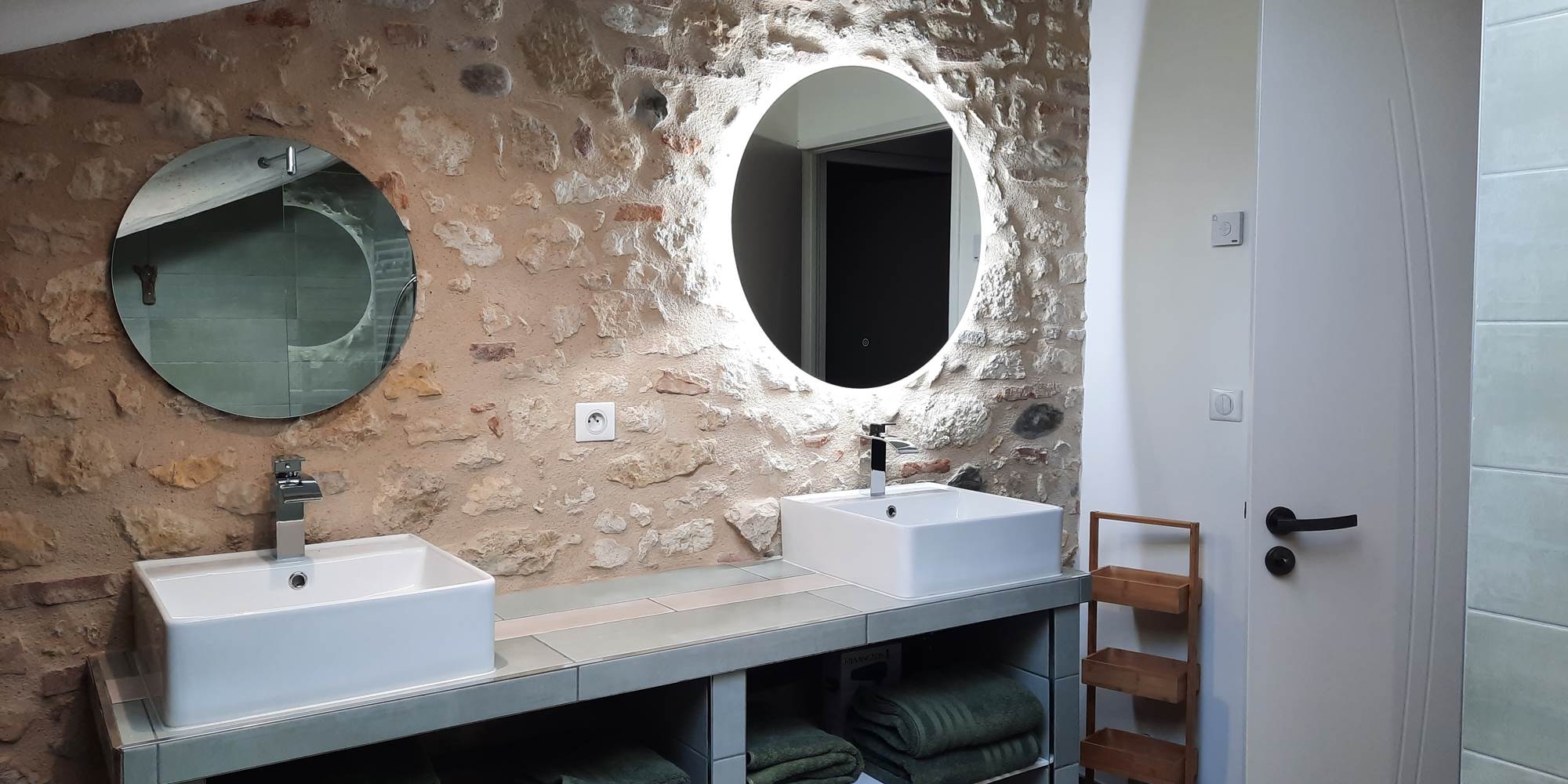 Un meuble ajusté à la pierre et ses miroirs.