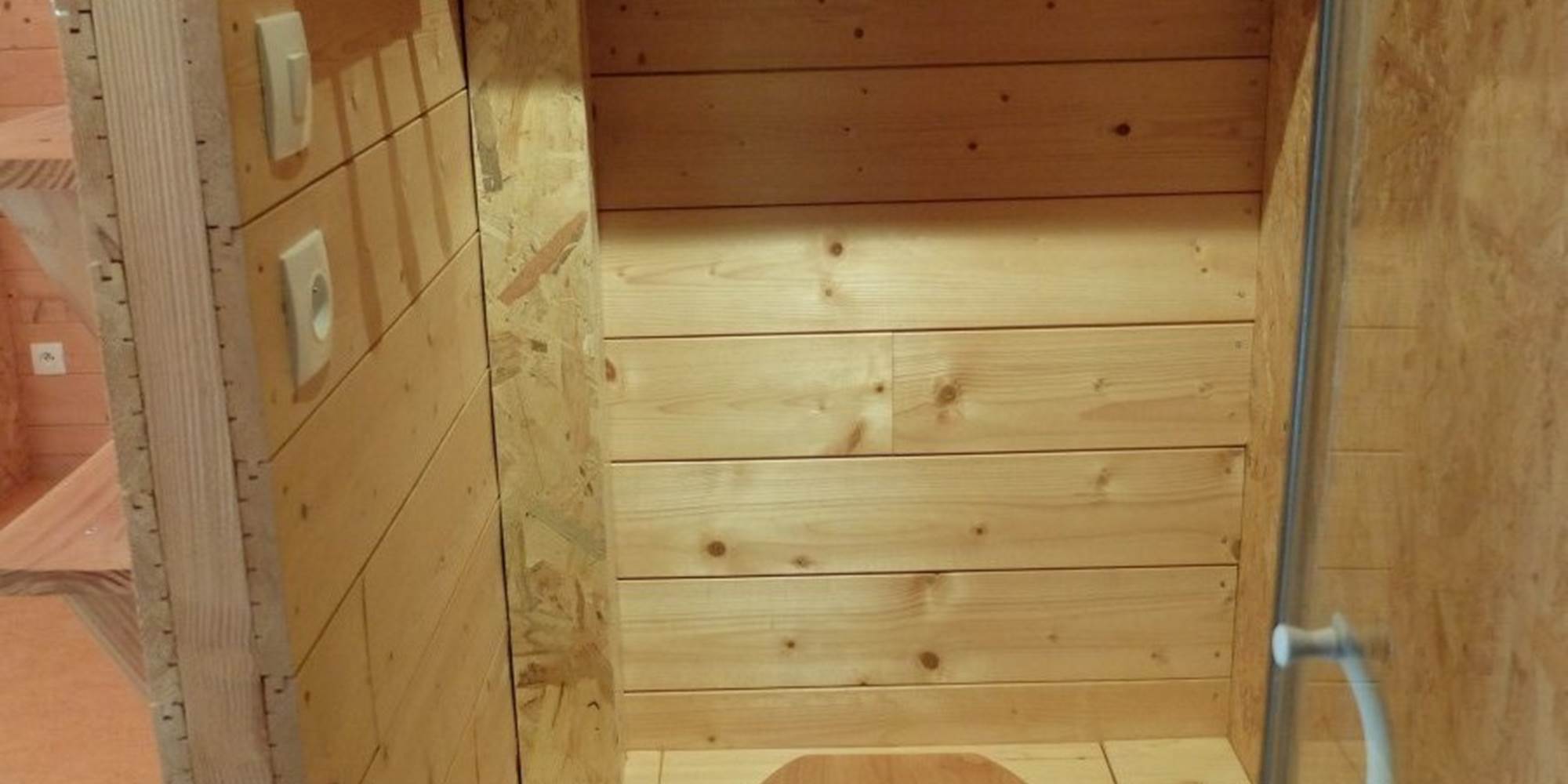 Les toilettes sèches à séparation sans odeur et sans sciure de la Cabane des 1000 Pailles