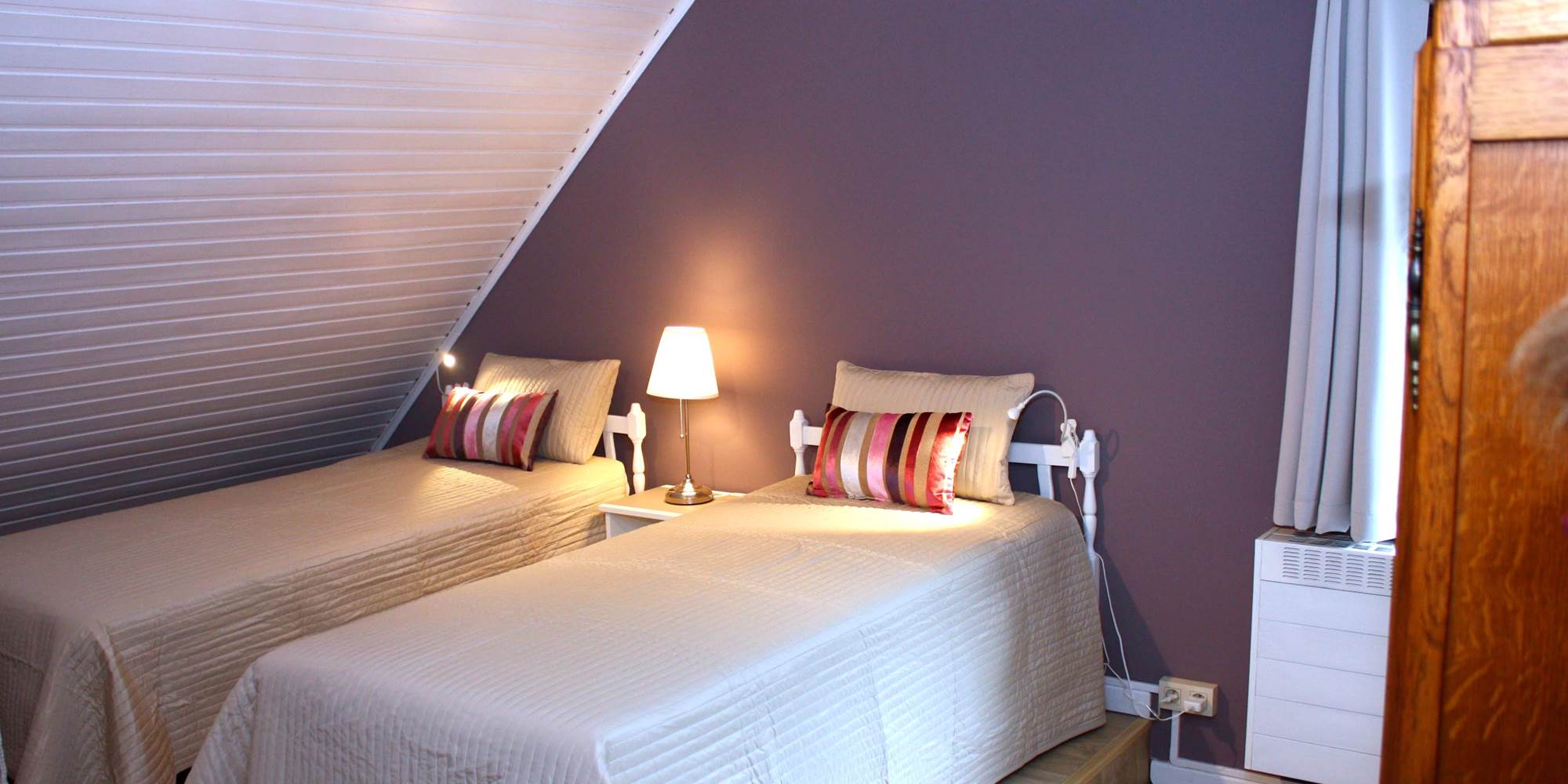 Chambre 2 lits single, coin évier