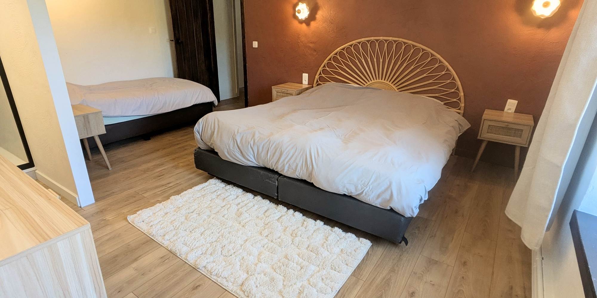 alt="Chambre spacieuse pour famille avec lit king size, couchage simple et douche privée en Ardenne belge"
