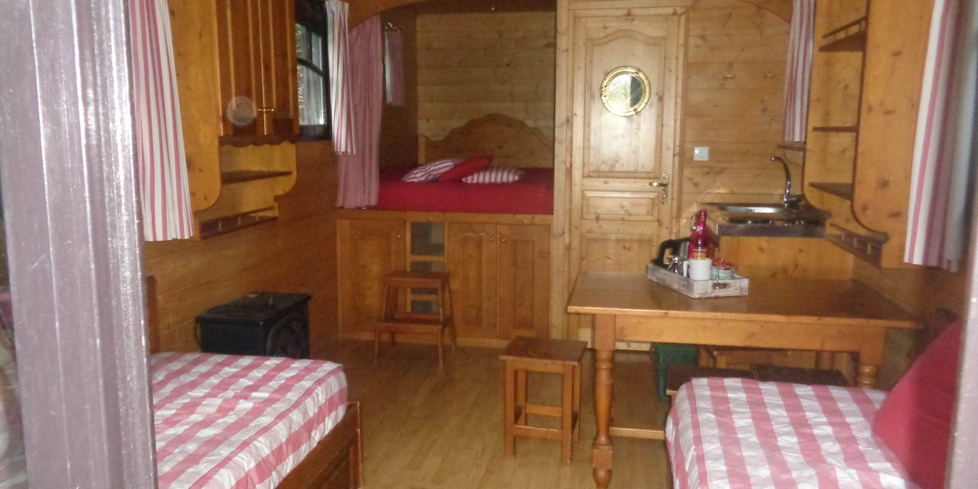 la roulotte campagne et mer : un intérieur douillet en bois, un lieu propice au repos