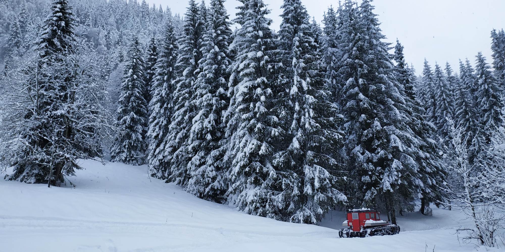 Début de la route d'accès à Beauregard enneigée