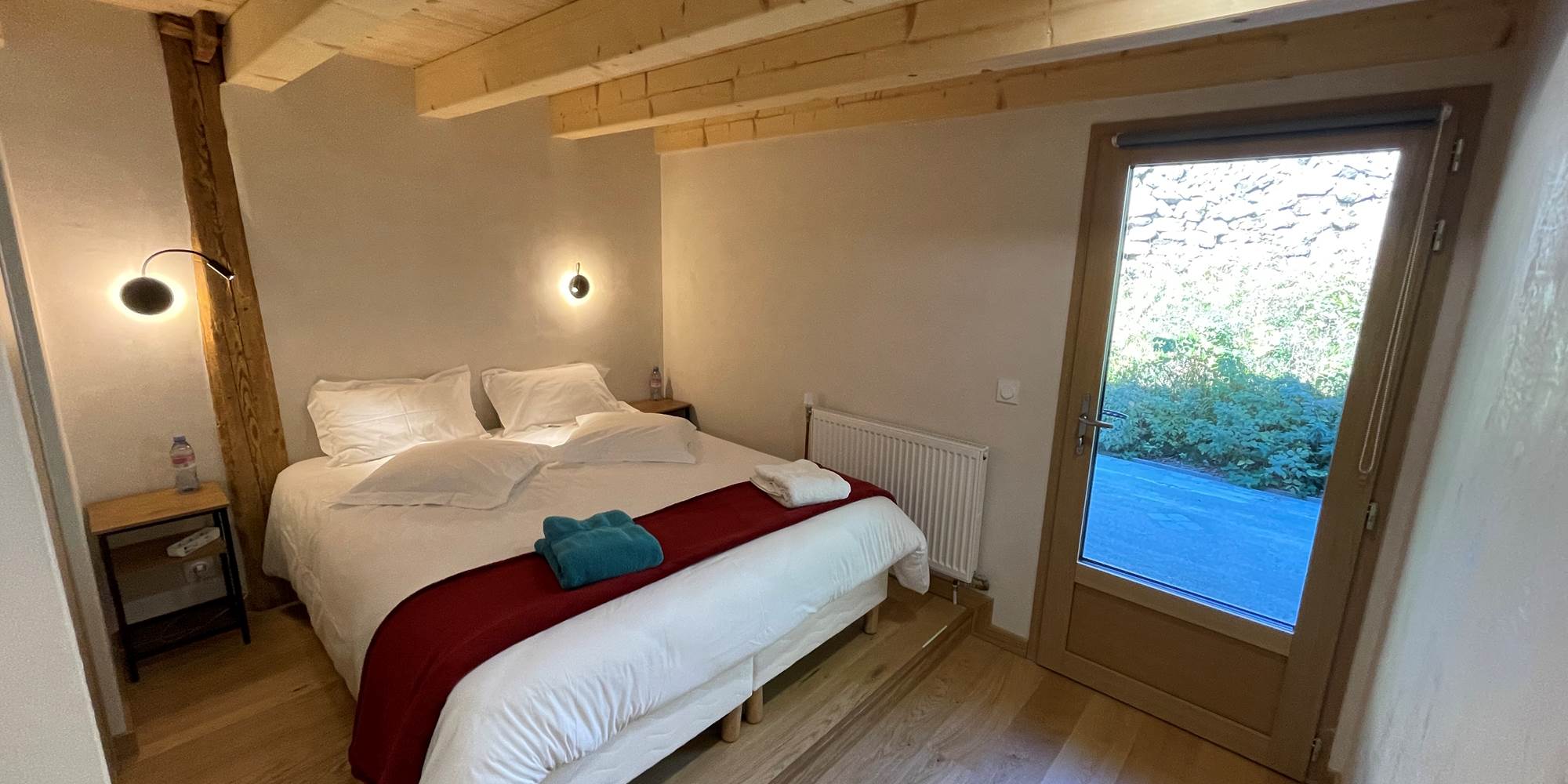 2ème alcove près de la porte fenêtre.