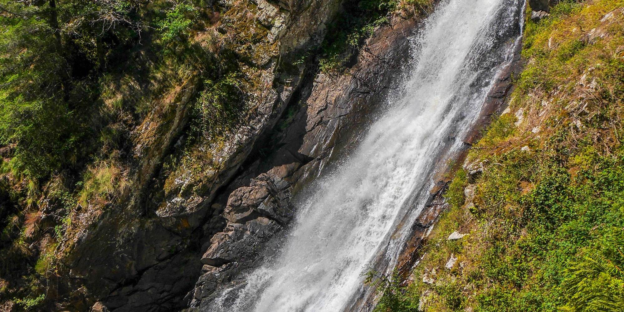 Cascade "La Queue de Cheval", 60 mètres de haut, dans le Parc situé au pied de nos Gîtes "Le Chant des Sources", à Gimel-les-Cascades.